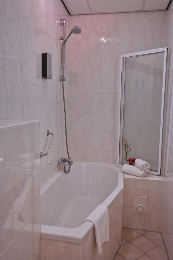 Vincents Bed&Bistro Hotel Etten-Leur Bagian luar foto